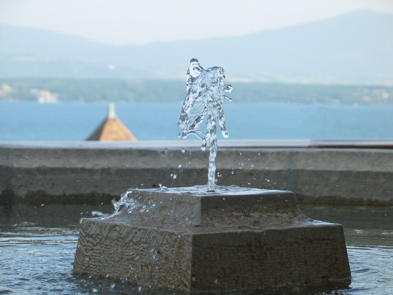 2006 06-Geneva Fountain - Lake in Background.jpg